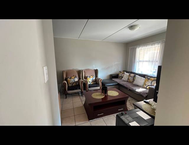2 BEDROOM FLAT FOR SALE IN OLIFANTSVLEI